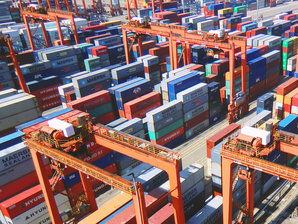 RMG Containerkran bewegt Container in einem Containerblock innerhalb eines Containerterminals