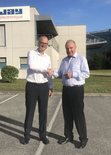 François Bernès, CEO de Conductix-Wampfler, y Olivier Normand, CEO de Jay Electronique, sellan la exitosa adquisición de Jay Electronique por parte de Conductix-Wampfler